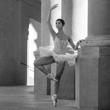 genç güzel balerin Aziz luca Kilisesi dans.