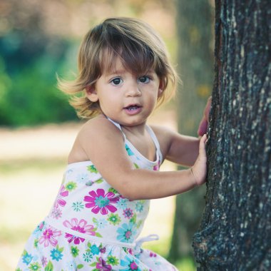 1 yıl park portre oynayan küçük kız.