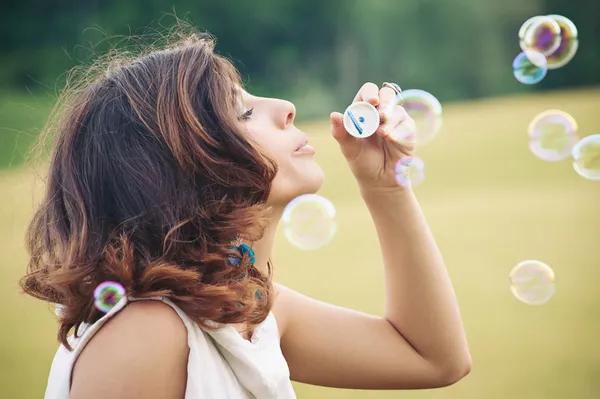 Romantyczny portret młodej kobiety z mydła balony. — Zdjęcie stockowe