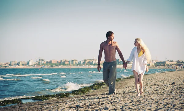 Romantický pár na pláži spolu chodit. — Stock fotografie