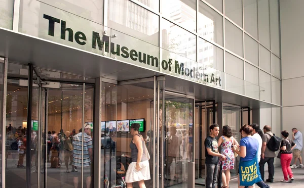 Entering the Museum of Modern Art on June 25, 2012 in New York City, NY. The MoMA collection has grown to include over 150,000 art pieces and design objects. — Stock Photo, Image