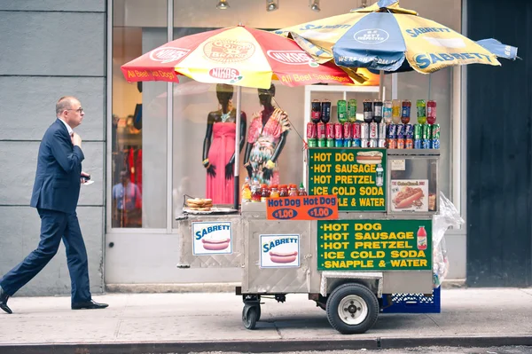 NOVA CIDADE DA IORQUE - JUN 24: Food seller in NYC on June 24, 2012. Novo — Fotografia de Stock