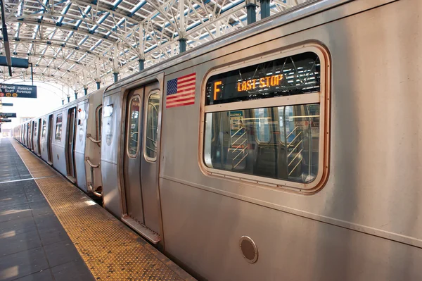 Laatste halte. metro aan het einde van de uitvoering in coney island — Stockfoto