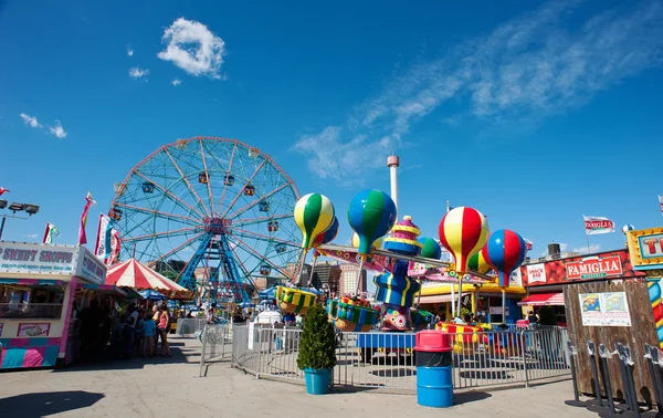 NEW YORK - JUNE 27: Coney Island's Wonder Wheel on June 27, 2012 — Stock Photo, Image