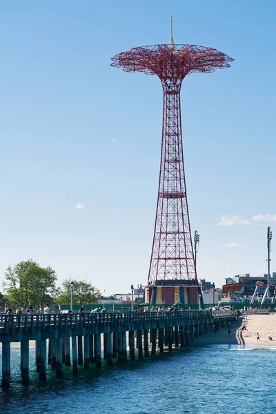 NEW YORK - JUNE 27: Parachute tower. Coney Island is known espec — Stock Photo, Image