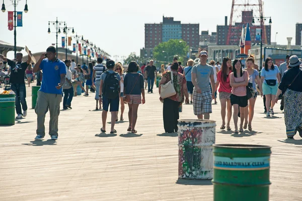 Nowy Jork - 27 czerwca: chodzenie długi Riegelmann Boardwalk na — Zdjęcie stockowe