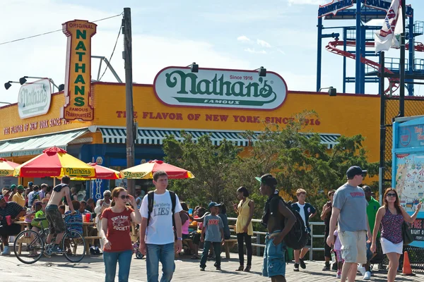 NUEVA YORK - 27 DE JUNIO: La tienda de Nathan el 27 de junio de 2012 en Coney — Foto de Stock