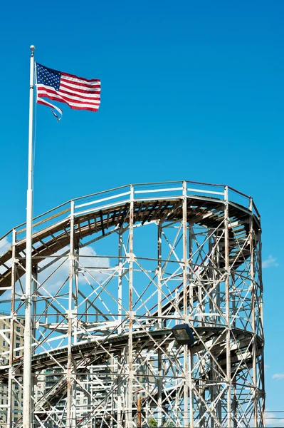 Roller-coaster dans le parc d'attractions Astroland de Coney Island, États-Unis — Photo