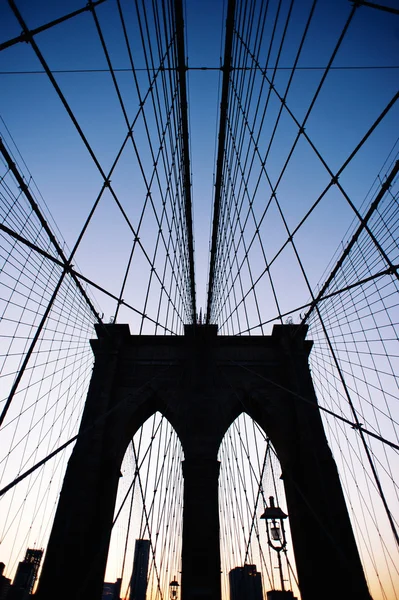 Brooklyn bridge w Nowym Jorku o zmierzchu. — Zdjęcie stockowe