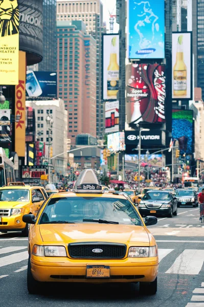 Times square är en upptagen turist korsning av handel annonser och en berömda gatan i new york city och oss — Stockfoto