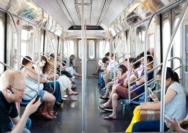 Коммутеры в вагоне метро 29 июня 2012 года в Нью-Йорке — стоковое фото