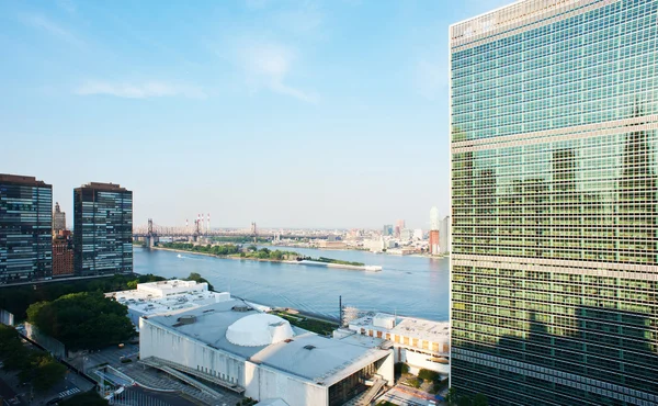 The United Nations building in Manhattan is the official headquarters of the UN since 1952 June 22, 2012 in New York, NY. — Stock Photo, Image
