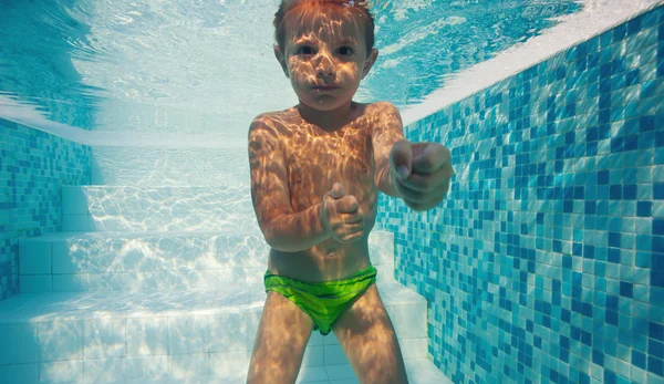 Onderwater kleine jongen boksen portret. — Stockfoto