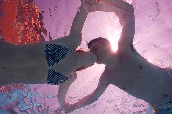 Para podwodne pocałunki w basenie. — Zdjęcie stockowe