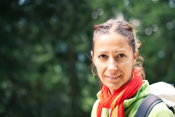 Beautiful woman portrait with backpack outdoors. — Stock Photo, Image