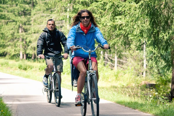 :Couple à l'extérieur à vélo. Piste cyclable de St. Candid en Italie — Photo