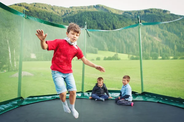 Niños pequeños saltando en el paisaje de montaña . — Foto de Stock