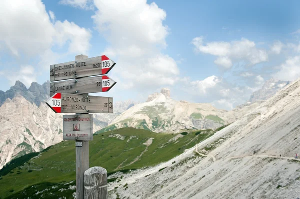 Señales de montaña. Dolomitas, Italia. — Foto de Stock