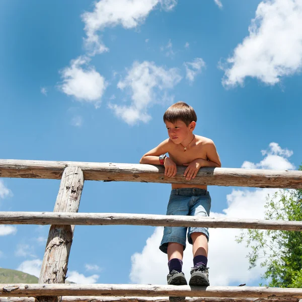 山中屋外 6 歳の男の子の肖像画. — ストック写真