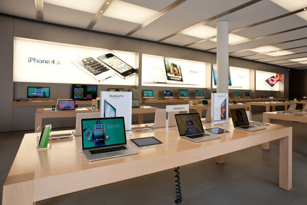Apple Store 6 августа 2012 года в Болонье, Италия. Apple имеет 363 магазина по всему миру

