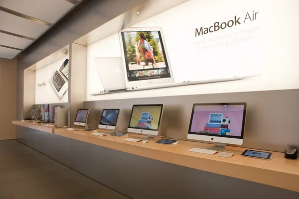 Apple store on Ağustos 6, Bologna, İtalya 2012. Apple 363 mağazaları dünya çapında vardır. — Stok fotoğraf