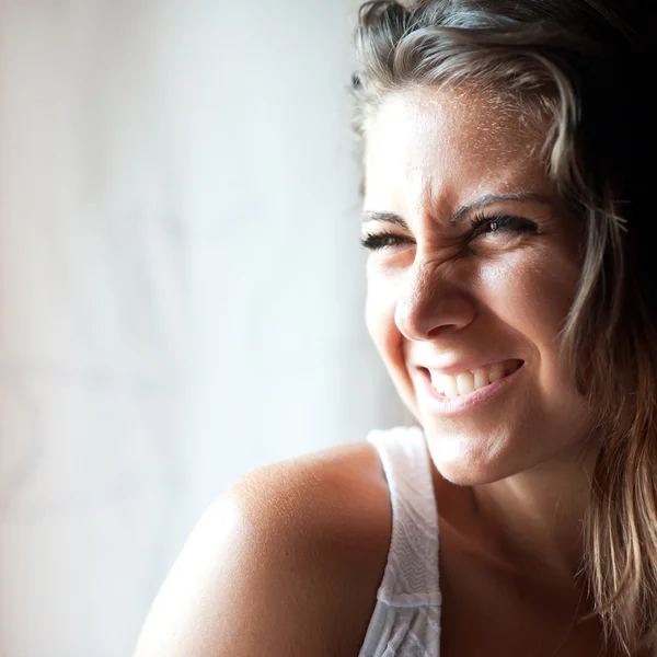 Gyönyörű nő és nevetve közelről portré. sekély dof. — Stock Fotó