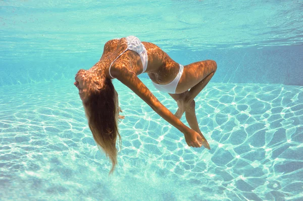 Unterwasser-Frauenporträt mit weißem Bikini im Schwimmbad. — Stockfoto