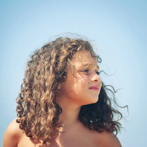 Mladá malá holka portrét. — Stock fotografie