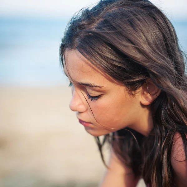 Intimt porträtt av ung flicka på stranden. — Stockfoto