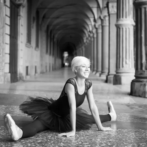 Joven hermosa bailarina relajándose en la calle. Blanco y negro —  Fotos de Stock