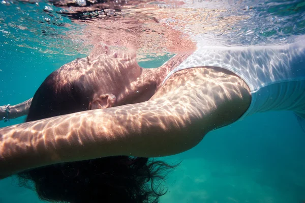 Undervattens kvinna porträtt med vit klänning i havet. — Stockfoto