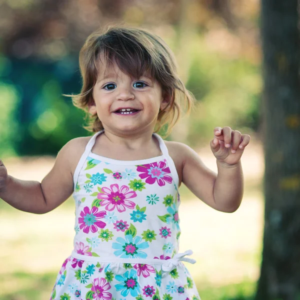 1 yıl park portre oynayan küçük kız.