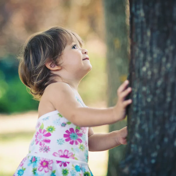 1 yıl park portre oynayan küçük kız.