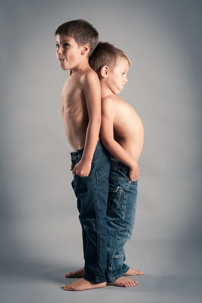 Zwei junge Brüder Studioporträt. — Stockfoto