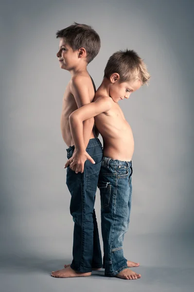 Zwei junge Brüder Studioporträt. — Stockfoto