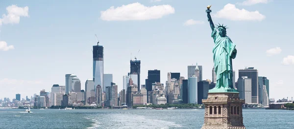 Puente de Brooklyn y Manhattan Skyline con la Estatua de la Libertad — Foto de Stock