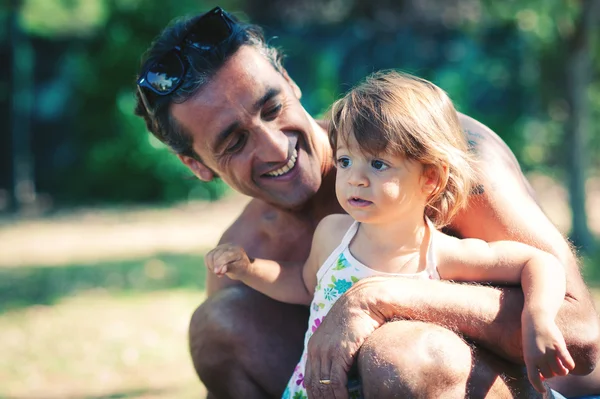 Portrait of father and young daughter In a park. — Stock Photo, Image