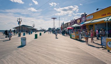New York - 27 Haziran: Riegelmann Boardwalk paraşüt atlama ile