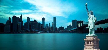 Özgürlük heykeli ile Brooklyn Köprüsü ve manhattan skyline