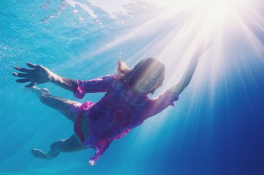 arka ışık ile Yüzme havuzunda sualtı kadın