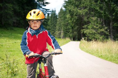 altı yaşında bir çocuk byke açık. st. samimi Bisiklet yolundan ben