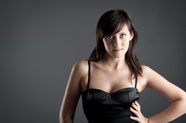 güzel bir kadın portresi koyu arka plan üzerinde kapat