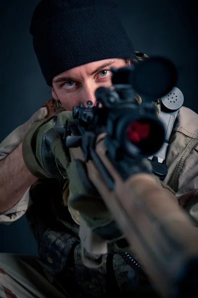 Soldado com rifle contra fundo preto — Fotografia de Stock