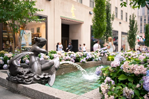 NEW YORK - JUNE 22: Rockefeller Center fountain on Fifth Avenue — Stock Photo, Image
