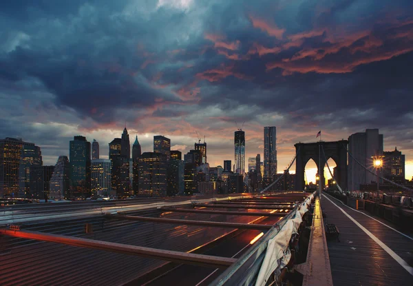 Panorámás lövés éjszaka a Brooklyn-híd Manhattan látképe — Stock Fotó