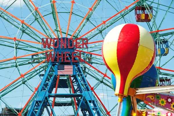 NEW YORK - JUNE 27: Coney Island's Wonder Wheel on June 27, 2012 — Stock Photo, Image