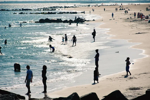 享受康尼岛的沙质海滩，纽约城 — 图库照片