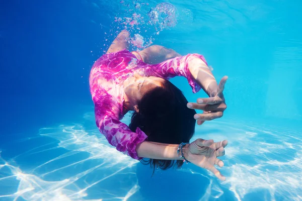 Retrato de mujer submarina en piscina — Foto de Stock