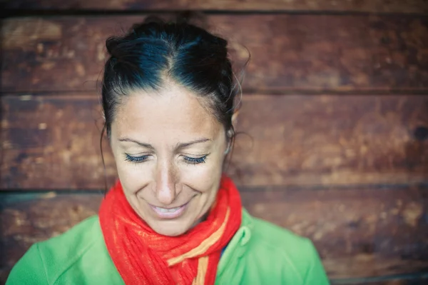 Beautiful woman portrait with wood wall as background — Stock Photo, Image