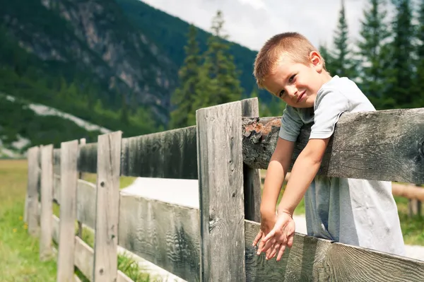 Portret van vier jaar oude jongen buiten in de bergen. Easy Palace Station — Stockfoto